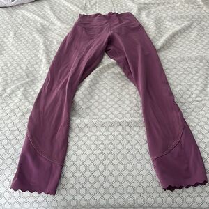 Lululemon purple scalloped trim leggings sz 2 EUC